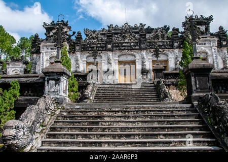 Blick auf das monumentale Grab von Kaiser Khai Dinh Stockfoto