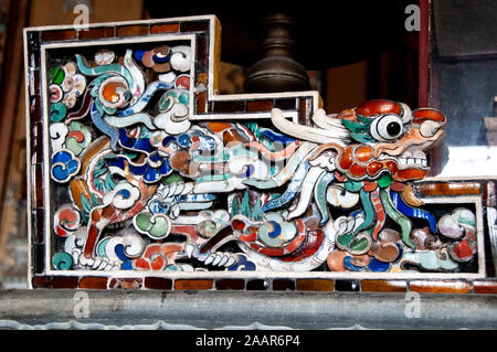 Glas und Porzellan Drachen auf dem Altar in der Mausol gewidmet der Beerdigung von Kaiser Khai Dinh Stockfoto