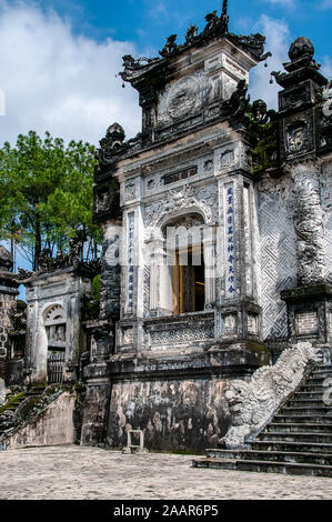 Blick auf das monumentale Grab von Kaiser Khai Dinh Stockfoto