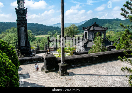 Fein eingelegte graue Steinpavillons führen zum prächtigen Grab von Kaiser Khai Dinh, in der Nähe von Hué, Vietnam Stockfoto