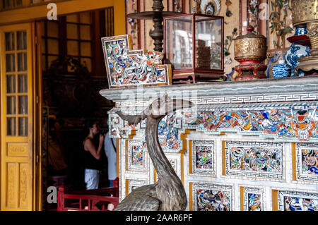 Pfauenstatuen sind vor dem Altar platziert, wo Reliquien und ein Porträt von Kaiser Khai Dinh, in der Nähe von Hué Stockfoto