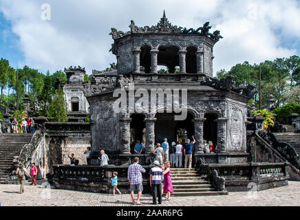 Blick auf das monumentale Grab von Kaiser Khai Dinh Stockfoto