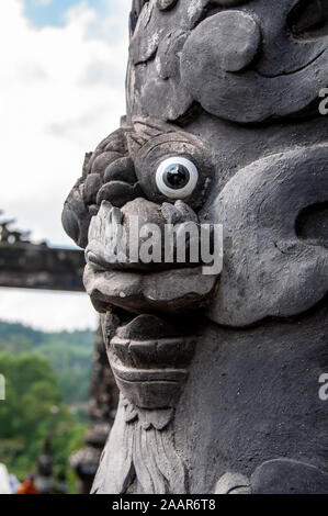 Fein eingelegte graue Steinpavillons führen zum prächtigen Grab von Kaiser Khai Dinh, in der Nähe von Hué, Vietnam Stockfoto