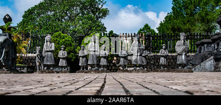Stein Krieger auf Parade das Grab des Kaisers Khai Dinh in Hue zu schützen. Stockfoto