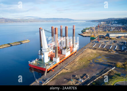 Barge Schiff kranbau am Dock Hafen im meer ozean Luftbild von oben auf den Schiffbau Stockfoto