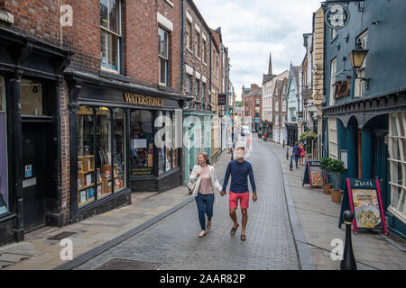 Menschen gehen vorbei an den Geschäften und Restaurants in der malerischen Shopping Straßen von Durham, Durham GROSSBRITANNIEN Stockfoto