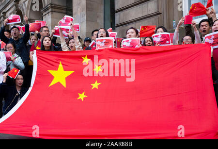 17. August 2019. Pro Peking chinesische Demonstranten gegenüber einem Hongkong pro-demokratischen Protest an der Princes Street in Edinburgh, Schottland, Großbritannien Stockfoto