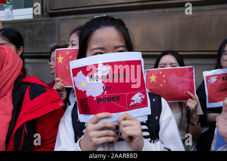 17. August 2019. Pro Peking chinesische Demonstranten gegenüber einem Hongkong pro-demokratischen Protest an der Princes Street in Edinburgh, Schottland, Großbritannien Stockfoto