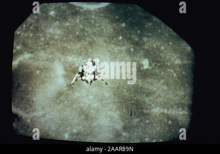 Teleclip - Apollo 11 Lunar Module Abstieg zur Mondoberfläche Foto direkt vom TV-Bildschirm ca. 1969-1972, UK. Stockfoto