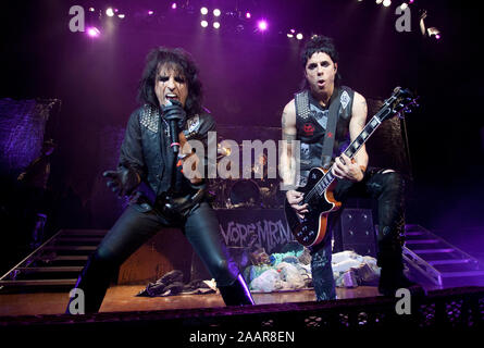 Alice Cooper und Gitarrist Tommy Henriksen in Bristol, Großbritannien live auf Halloween. Stockfoto