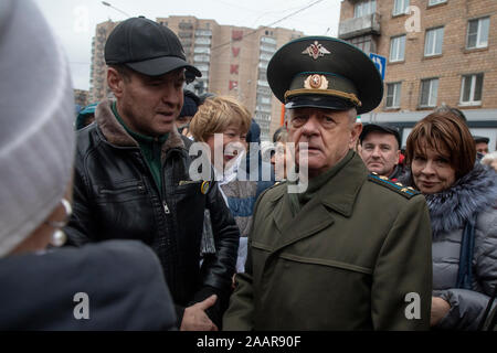 Moskau, Russland. 4. November, 2019 eine militärische Intelligence Officer Vladimir Kvachkov nimmt nationalistischen russischen März Parade zum Tag der nationalen Einheit jährlich in Moskau, Russland gefeiert. Stockfoto