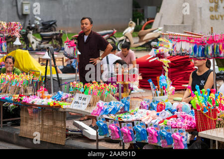 Hanoi, Vietnam - 12. Oktober 2019: Handgemachte Geschenke bis zum Verkauf für Touristen in die Marktstände in der Hauptstadt Hanoi, Vietnam gefunden Stockfoto