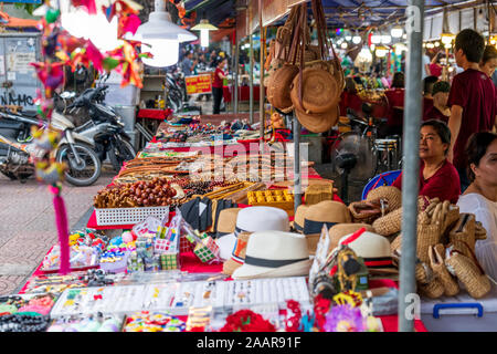 Hanoi, Vietnam - 12. Oktober 2019: Handgemachte Geschenke bis zum Verkauf für Touristen in die Marktstände in der Hauptstadt Hanoi, Vietnam gefunden Stockfoto