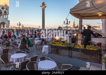 Venedig, Italien - 17.08.2018: Touristen vor dem Dogenpalast in Venedig. Reisen. Stockfoto