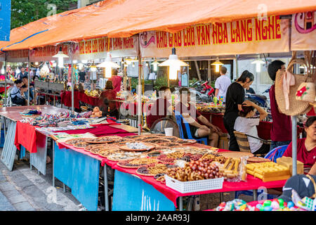 Hanoi, Vietnam - 12. Oktober 2019: Handgemachte Geschenke bis zum Verkauf für Touristen in die Marktstände in der Hauptstadt Hanoi, Vietnam gefunden Stockfoto