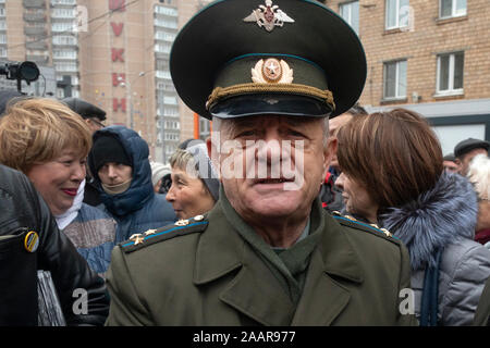 Moskau, Russland. 4. November, 2019 eine militärische Intelligence Officer Vladimir Kvachkov nimmt nationalistischen russischen März Parade zum Tag der nationalen Einheit jährlich in Moskau, Russland gefeiert. Stockfoto