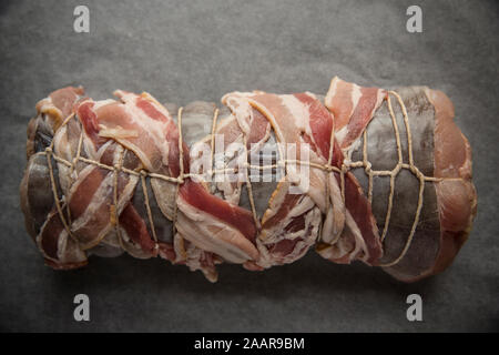 Eine raw-Abschnitt von Meeraal, Meeraal Meeraal, dass mit Schweinefleisch gefüllt wurde mit Zutaten wie Mace, Salbei und Thymian hacken. Es hat gebündelt. Stockfoto