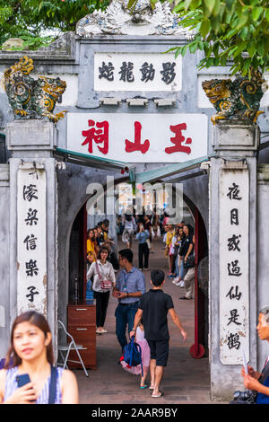 Hanoi, Vietnam - 12. Oktober 2019: Der Eingang zum berühmten Roten Huc Brücke über den Hoan Kiem See an der Jade Mountain Tempel Stockfoto