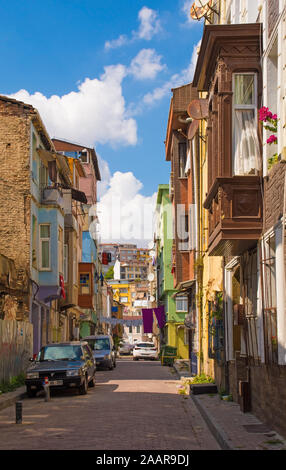 Istanbul, Türkei - 7. September 2019. Traditionelle Häuser im Balat Fläche von Istanbul, Türkei Stockfoto