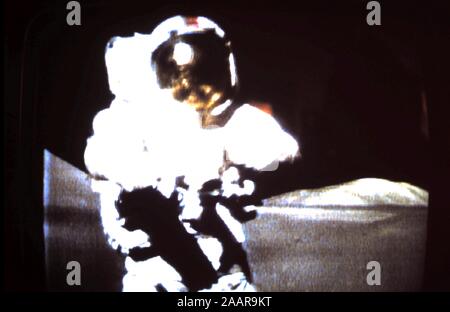 Teleclip - Letzte Mann auf dem Mond, Gene Cernan, Apollo 17 Mondlandung, Foto direkt vom TV-Bildschirm ca. 1972 getroffen Stockfoto