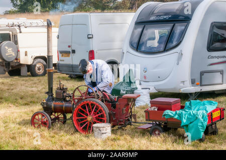 Ein Enthusiast der Arbeit an seinem Modell Dampfmaschine am2019 Sandringham Spiel & Country Fair. Stockfoto