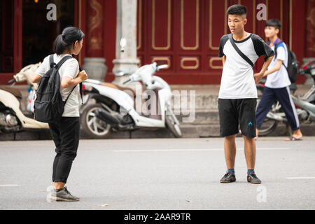 Hanoi, Vietnam - 12. Oktober 2019: Kinder spielen jianzi in Hanoi am Wochenende Stockfoto