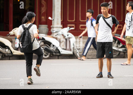 Hanoi, Vietnam - 12. Oktober 2019: Kinder spielen jianzi in Hanoi am Wochenende Stockfoto