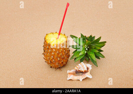 Zusammensetzung der saftige Ananas und Muscheln im Sand Hintergrund Stockfoto