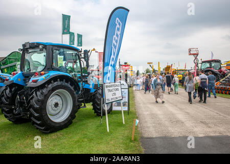 Menschen gehen vorbei an der landwirtschaftliche Geräte auf der großen Yorkshire zeigen, Harrogate, Yorkshire, Großbritannien Stockfoto