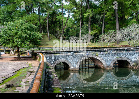 Blick auf den Park rund um das TU Duc Mausoleum, in der Nähe des Perfume River und Hue, Vietnam. Stockfoto