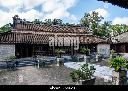 Blick auf den Park rund um das TU Duc Mausoleum, in der Nähe des Perfume River und Hue, Vietnam. Stockfoto