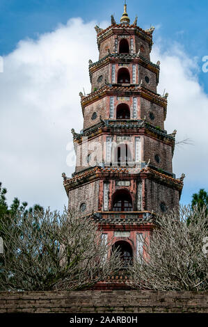 Der achteckige Turm, Symbol der Stadt Hue, im Park der Pagode Thien Mu. Stockfoto