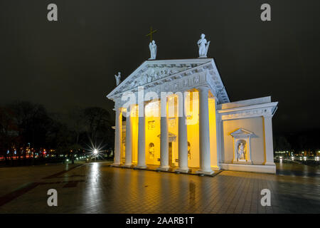 Zahlen der zwei junge Menschen an der Kathedrale Basilica von Stanislaus und Ladislaus von Vilnius auf einem dunklen Dezemberabend in eckigen, Litauen Stockfoto