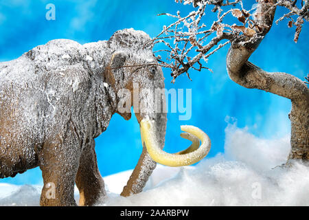 Ausgestorben Eiszeit Säugetier neben einem Frost bedeckt Baum Stockfoto