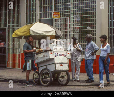 Port Of Spain, Trinidad & Tobago. 12 Apr, 2000. Straßenhändler mit ihren Karren in die Stadt Port of Spain, der Hauptstadt der Republik Trinidad und Tobago. Der Tourismus ist rund um Port of Spain zentriert. Credit: Arnold Drapkin/ZUMA Draht/Alamy leben Nachrichten Stockfoto