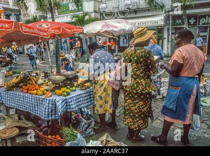 Port Of Spain, Trinidad & Tobago. 12 Apr, 2000. Lebendige streetmarkets im Überfluss in der Stadt Port of Spain, der Hauptstadt der Republik Trinidad und Tobago. Der Tourismus ist rund um Port of Spain Credit zentriert: Arnold Drapkin/ZUMA Draht/Alamy leben Nachrichten Stockfoto