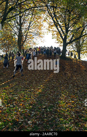 Die Teilnehmer der jährlichen Bristol Zombie zu Fuß erklimmen Hügel im Schlosspark, Bristol, Großbritannien am 31. Oktober 2015. Stockfoto