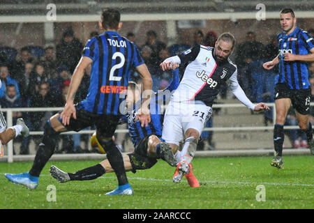 Bergamo, Italien. 23 Nov, 2019. higuain Juve bei Atalanta vs Juventus Turin, der italienischen Fußball-Serie-A Männer Meisterschaft in Bergamo, Italien, 23. November 2019 Credit: Unabhängige Fotoagentur/Alamy leben Nachrichten Stockfoto