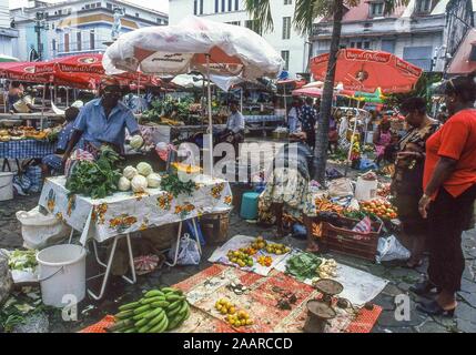 Port Of Spain, Trinidad & Tobago. 12 Apr, 2000. Lebendige streetmarkets im Überfluss in der Stadt Port of Spain, der Hauptstadt der Republik Trinidad und Tobago. Der Tourismus ist rund um Port of Spain Credit zentriert: Arnold Drapkin/ZUMA Draht/Alamy leben Nachrichten Stockfoto