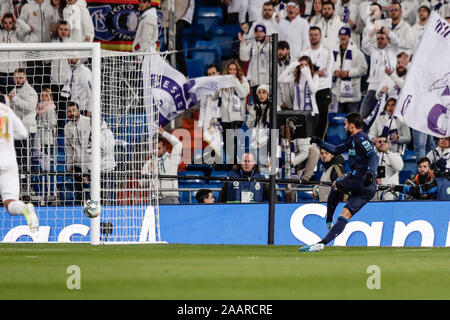 Estadio Santiago Bernabeu, Madrid, Spanien. 23 Nov, 2019. Liga Fußball, Real Madrid gegen Real Sociedad; William Jose (Real Sociedad) Kerben zu machen, 0-1-redaktionelle Verwendung Credit: Aktion plus Sport/Alamy leben Nachrichten Stockfoto