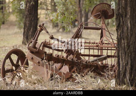 Sehr alte landwirtschaftliche Geräte wie landwirtschaftliche Grubber aus der Jahrhundertwende verrostet Stockfoto