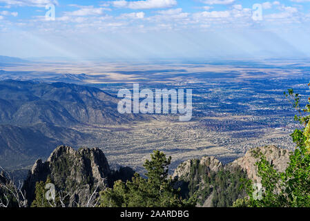 Mit Blick auf Albuquerque von der Oberseite der Sandia Crest Highway, New Mexico Stockfoto