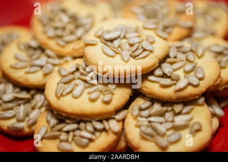 Hausgemachten Kekse mit Sonnenblumenkernen frisch aus dem Ofen nehmen, auf einem Teller serviert. Stockfoto