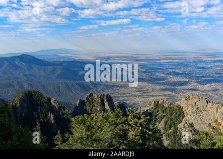 Mit Blick auf Albuquerque von der Oberseite der Sandia Crest Highway, New Mexico Stockfoto