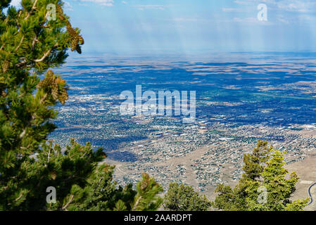 Mit Blick auf Albuquerque von der Oberseite der Sandia Crest Highway, New Mexico Stockfoto