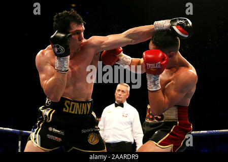 Craig Glover (links) und Chris Billam-Smith während der freien Commonwealth Cruiserweight Titel an die M&S-Bank Arena, Liverpool. Stockfoto