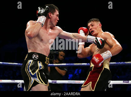 Craig Glover (links) und Chris Billam-Smith während der freien Commonwealth Cruiserweight Titel an die M&S-Bank Arena, Liverpool. Stockfoto