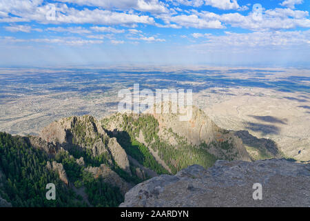 Mit Blick auf Albuquerque von der Oberseite der Sandia Crest Highway, New Mexico Stockfoto