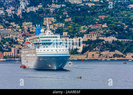 Rettungsboote Entladen in Villefranche Stockfoto