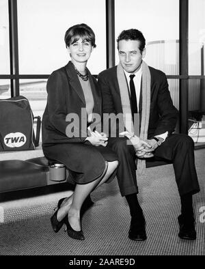 November 11, 1962 - New York, New York, US-Schauspieler Joanne Woodward und Ehemann Paul Newman bereiten Board eine TWA Superjet für Los Angeles, wo Sie beginnen die Dreharbeiten des Films, der amantha zu." (Bild: © Keystone Presse Agentur/Keystone USA über ZUMAPRESS.com) Stockfoto
